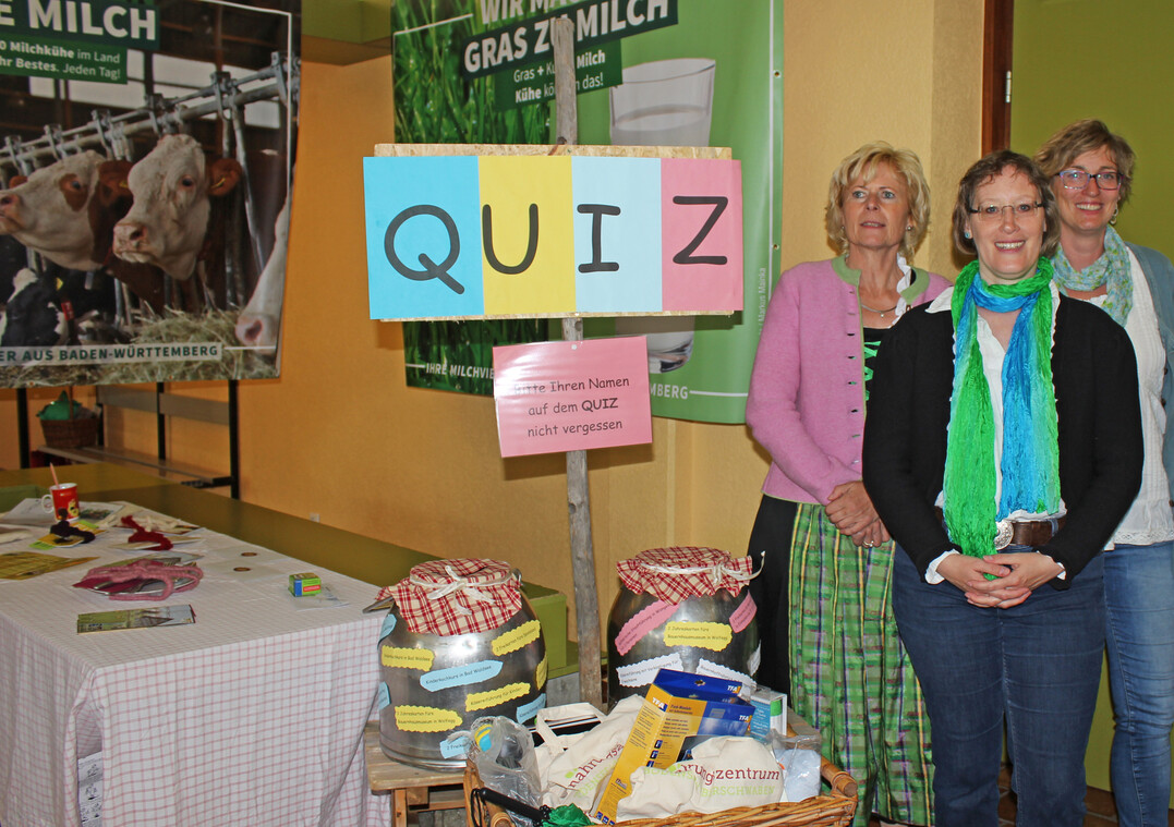 Beim Gewinnspiel winken tolle Preise, im Bild Daniela Schweikhart (vorne) vom Ernhrungszentrum und Chef-Organisatorin der Glsernen Produktion mit Charlotte Fiessinger (links) und Rosi Geyer-Fler, Leupolz.