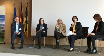 Podiumsdiskussion in Stuttgart zur Studie, von links: Prof. Dr. Heiner Schanz und Mitarbeiterin Katja Baur, Moderatorin Relindis Pfisterer, Akademie Lndlicher Raum, Ministerialdirektorin Grit Puchan und Rosa Karcher, Prsidentin des Landfrauenverbandes Sdbaden, fr die AG der Landfrauenverbnde.