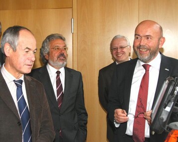 Minister Rudolf Kberle lsst sich ein satellitengesttztes Feldmesssystem erlutern, dessen Auswertesoftware vom Geodatenzentrum entwickelt wurde. Von links: Minister Rudolf Kberle, Hansjrg Schnherr, Prsident des LGL, Bernhard Weis, Leiter der Abteilung Verwaltung des MLR, und Gerhard Waldbauer, Leiter des Geodatenzentrums in Kornwestheim. 
