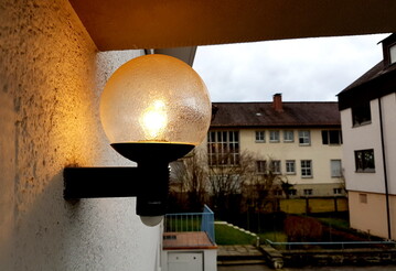 Wegen der Verkehrssicherungspflicht hat der Vermieter dafr zu sorgen, dass das Gebude auen und innen ausreichend beleuchtet ist.