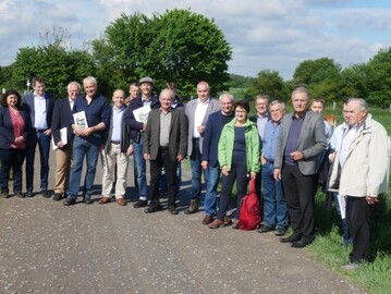 Gruppenbild mit Damen: Zahlreiche Parlamentarier aus Land und Bund nutzten beim 41. Abgeordnetentag des Kreisbauernverbandes (KBV) Karlsruhe am Samstag, 13. Mai 2017, die Gelegenheit, sich ber die Lage und aktuelle Themenfelder der Landwirtschaft zu informieren.