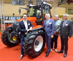 Familiensache und Herzensangelegenheit: Mit dem stufenlosen Lintrac 110 erweitert der Tiroler Traktorenbauer sein Angebot nach oben. Darüber freuen sich v. l. David, Stefan, Rudolf und Hermann Lindner.