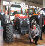 Die Geotrac-Baureihe 4 wird jetzt um drei Modelle mit 92 und 78 PS nach unten abgerundet. Das Modell Geotrac 84 wurde von Stefan, David und Hermann Linder (v.l.) jetzt der Öffentlichkeit vorgestellt.