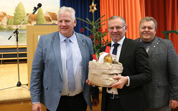 Norbert Lins (CDU), Vorsitzender des Agrarausschusses im EU-Parlament, setzt sich in Brssel fr die Wettbewerbsfhigkeit der deutschen Landwirte ein. Er freute sich ber den Geschenkekorb mit regionalen Produkten, den Karl Endri, Vorsitzender vom KBV (links) und Stefan Kppeler Vorsitzender des VLF (rechts) berreichten.