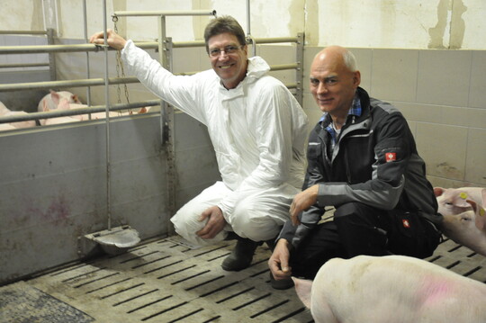 Gesunde Schweine, weniger Glle: Friedrich Lhrs (links) und Friedrich Runge sind mit den Versuchsergebnissen zur Multiphasenftterung zufrieden.  
