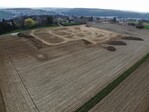 Luftbild der Baustelle Kunstrasenspielfeld im Uhinger Stadtteil Holzhausen (Landkreis Göppingen) nahe des Hofes von Wolfgang Daiber