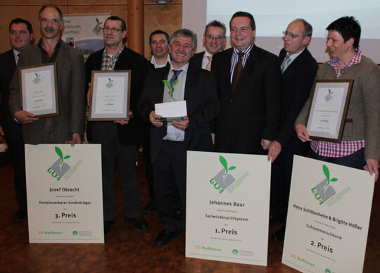 Stolze L.U.I.-Preistrger 2010 und der Ministerprsident: Landwirte erfinden stndig irgendwas, die wenigsten aber gehen den Weg in die ffentlichkeit. Genau fr diese Tftler ist der L.U.I.-Preis gedacht - eine tolle Plattform fr die baden-wrttembergische Landwirtschaft.