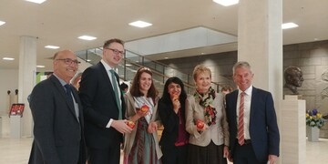 Bei der Apfelverteilaktion im Landtag: (v. l.) LVEO-Prsident Franz Josef Mller, Grnen-Landtagsabgeordneter Andreas Schwarz, Bodensee-Apfelprinzessin Ann-Kathrin Kolb, Landtagsprsidentin Muhterem Aras, Staatssekretrin Friedline Gurr-Hirsch und Obstregions-Geschftsfhrer Dietmar Bahler. 