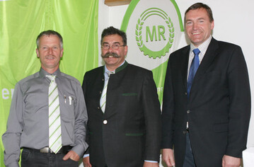 Im Rahmen der Mitgliederversammlung wurde Vorstandsvorsitzender Rolf Strobel in seinem Amt besttigt. Seine neuen Stellvertreter sind Philipp Kppeler vom Maschinenring (MR) Waldshut (l.) und Christian Wittlinger (r.) vom MR Ulm-Heidenheim.