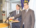 Dr. Dieter Blankenhorn, Direktor der LVWO, und Peter Hauk, baden-württembergischer Landwirtschaftsminister, drücken gemeinsam den Startknopf.