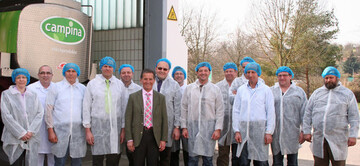Der LBV-Fachausschuss Milch unter dem Vorsitzenden Gerhard Glaser (4. v. l.) besichtigen mit dem Produktionsleiter Stefan Protz (2. v. l.) das FrieslandCampina-Werk in Heilbronn. (v. l.) Dr. Bettina Hartwig (Bundesagrarministerium), Stefan Protz, Waldemar Westermayer, Gerhard Glaser, Marcel Renz, Norbert Reuss (FrieslandCampina-Geschftsfhrer Produktion und Technik), Karl Baisch, Horst Wenk (stellv. LBV-Hauptgeschftsfhrer), Fritz Jger, Gerhard Fassnacht, Gernot Mohring, Heiner Rotfu, Jochen Schmidt und Jrgen Ziegler.