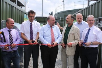 Mit dem Schnitt durch das rote Band wurde die Biogas-Anlage in Gailenkirchen vergangenen Sonntag offiziell in Betrieb genommen. Von links: der Betreiber der Anlage Michael Reber, Bereichsleiter Technik der Stadtwerke Schwbisch Hall Gebhard Gentner, Staatssekretr Richard Drautz, Novatech-Geschftsfhrer Gottfried Gronbach, der FDP-Landtagsabgeordnete Dr. Friedrich Bullinger und Schwbisch Halls Oberbrgermeister Hermann-Josef Pelgrim.Foto: Bernauer