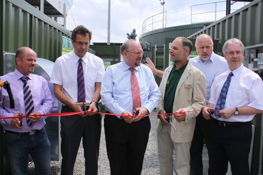 Mit dem Schnitt durch das rote Band wurde die Biogas-Anlage in Gailenkirchen vergangenen Sonntag offiziell in Betrieb genommen. Von links: der Betreiber der Anlage Michael Reber, Bereichsleiter Technik der Stadtwerke Schwbisch Hall Gebhard Gentner, Staatssekretr Richard Drautz, Novatech-Geschftsfhrer Gottfried Gronbach, der  FDP-Landtagsabgeordnete Dr. Friedrich Bullinger und Schwbisch Halls Oberbrgermeister Hermann-Josef Pelgrim.Foto: Bernauer