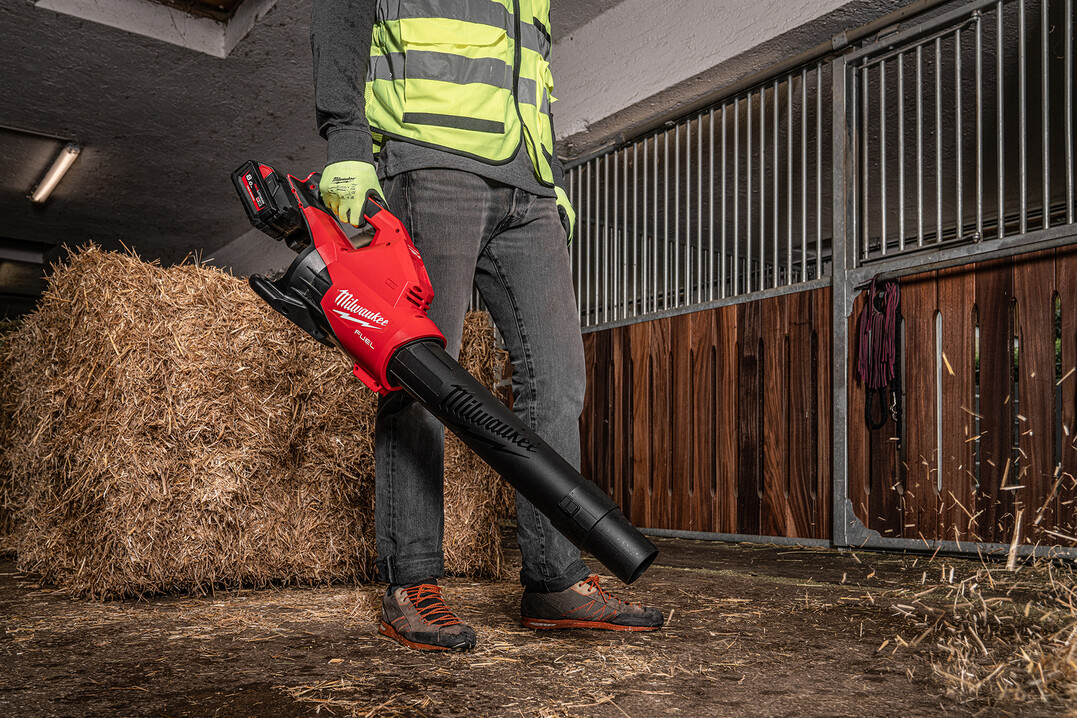 Milwaukee hat einen neuen 18 Volt Akku-Laubblser im Programm.