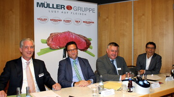 In Sachen Ferkelkastration tickt die Uhr. Walter Heidl, BBV-Prsident (2.v.r.) und der baden-wrttembergische Agrarminister Peter Hauk wollen nichts unversucht lassen, dass eine Lsung fr die Zeit nach dem 1. Januar 2019 gefunden wird. Zur Tagung eingeladen hatte die Mller-Gruppe, im Bild links ist Stefan Mller, Geschftsfhrender Gesellschafter der Gruppe, rechts Dr. Johannes Simons vom Lehrstuhl Marktforschung der Universitt Bonn. 