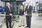 Haben das Fertigungsband freigegeben: Von rechts nach links: Linus Baumhauer, Werksleiter John Deere Werke Bruchsal; Rebecca Guinn, Direktorin für den konzernweiten Bau von Fahrerkabinen und Serge Favache, Leiter des Qualitätswesens der John Deere Werke Zweibrücken.