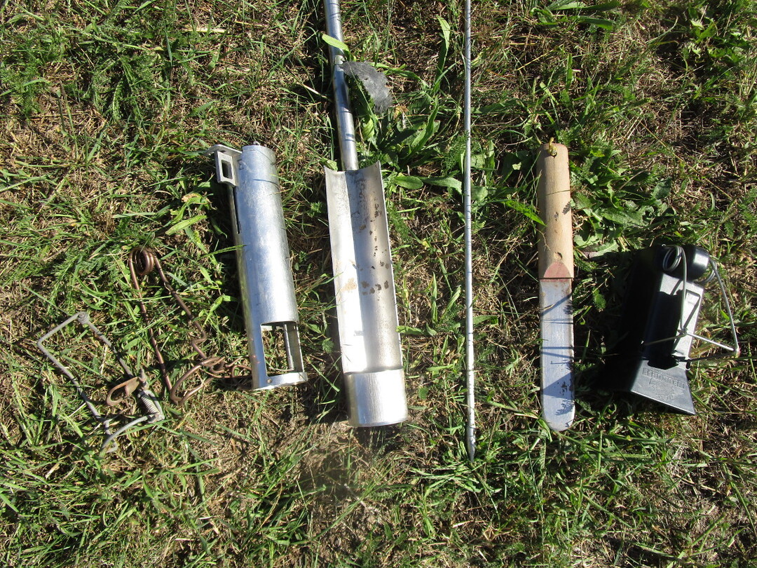 Verschiedene Fallen zum Fangen von Wühlmäusen: v. l. Drahtfallen, Topcat-Falle mit Lochschneider, Suchstab und Grabmesser sowie Sugan Wühlmausfalle.