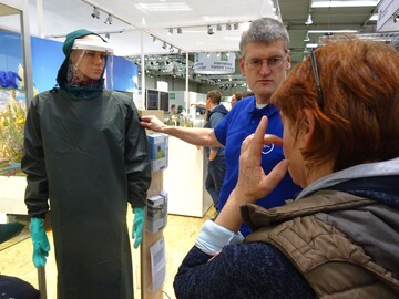 Neue Schutzkleidung wurde auf der Agritechnica vorgestellt und erläutert.