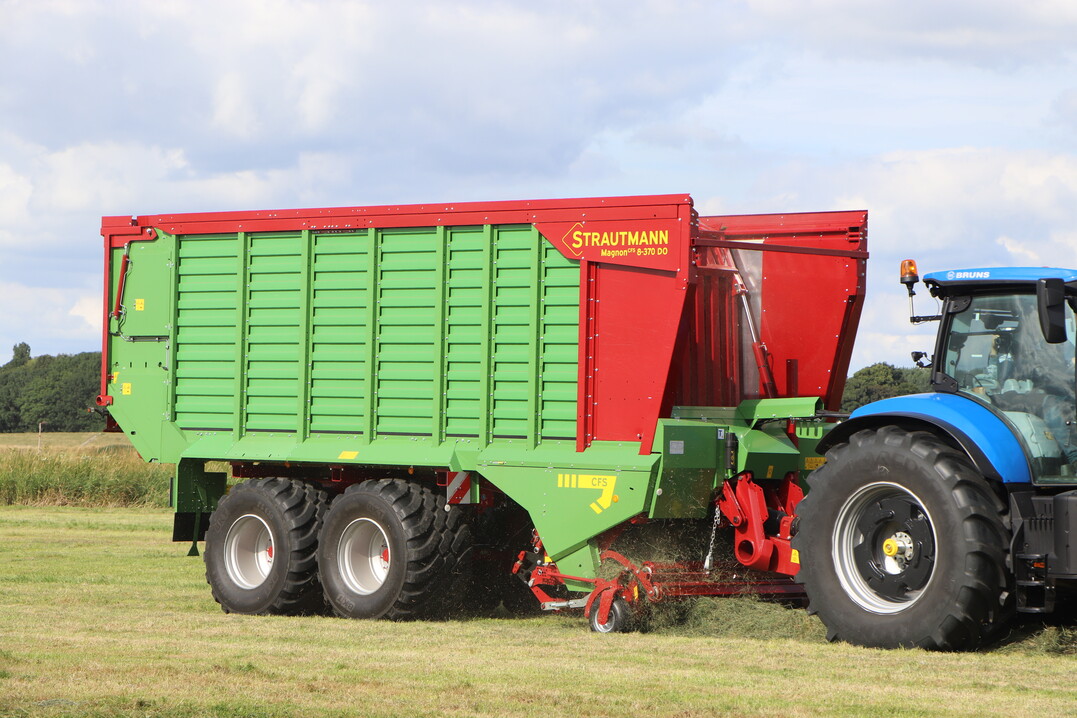Zur Erntesaison 2023 erweitert Strautmann das Segment der Oberklasse-Ladewagen durch eine kleinere MagnonCFS Baureihe nach unten.