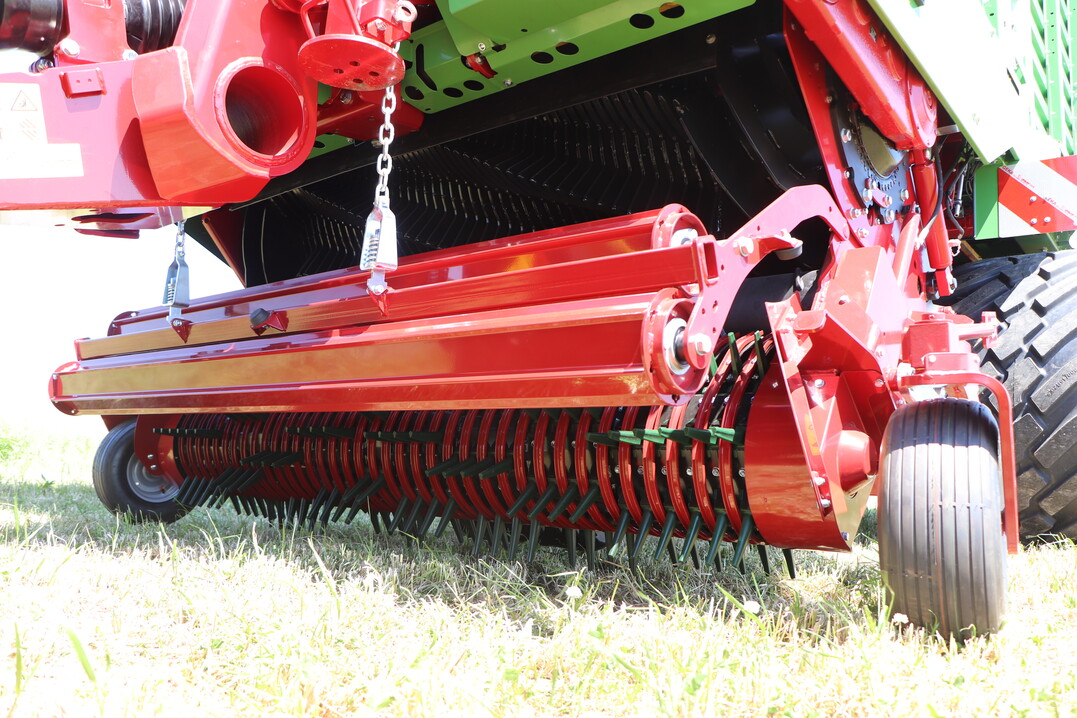 Die MagnonCFS 8-Baureihe ist mit der 2,25 m breiten Flex-Load-Pick-up ausgestattet.