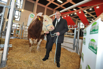 "Bulle Hoenes" mit Gerd Sonnleitner, Prsident des Deutschen Bauernverbandes (DBV) auf dem ErlebnisBauernhof Halle 3.2