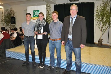 Einen hervorragenden dritten Platz erreichte die Mannschaft aus Baden-Wrttemberg (v.l.n.r.): Manuel Dauner, Anna Kohler und Robin Hauber. Es freut sich mit ihnen Matthias Harsch (LAZBW Aulendorf)