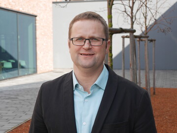 "Ein Ausbruch der Afrikanischen Schweinepest wre frchterlich und htte fatale Folgen fr uns", ist Jrgen Maurer berzeugt. Der stellvertretende Vorsitzende des Bauernverbands Schwbisch Hall-Hohenlohe-Rems setzt auf seinem Mastbetrieb in Kupferzell-Fepbach (Landkreis Hohenlohe) auf entsprechende Biosicherheits-Manahmen. 