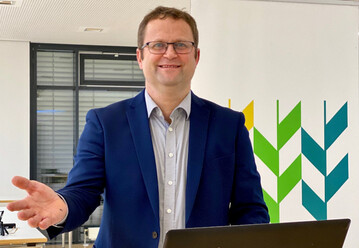  Zum digitalen Fachgesprch Milch konnte Jrgen Maurer, der Vorsitzende beim Bauernverband Schwbisch Hall-Hohenlohe-Rems e. V., ber 100 Teilnehmer begren. Er rief dazu auf, die viele Herausforderungen, die im kommenden Jahr auf die Landwirte/innen zukommen werden, auch als Chance zu begreifen. 
 