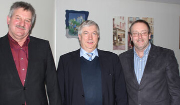Verabschiedung: Der MWB- und MEG-Vorsitzende Walter Bauer (l.) und Aufsichtsratschef Christian Kugler (r.) bedankten sich herzlich im Namen aller Mitglieder bei Horst Kuhnert von Friesland-Campina fr die gute Zusammenarbeit. Kuhnert geht im Juni 2015 in den Ruhestand. Als Geschenk gab es einen Reisegutschein.