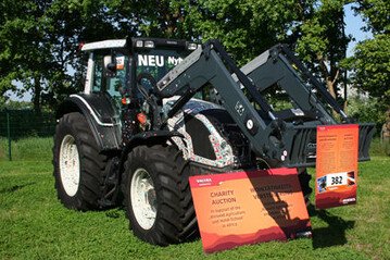 70.000 Euro brachte der Valtra N113, auf dem whrend der letzten Agritechnica ber 6.400 Besucher ihre Spuren hinterlassen haben