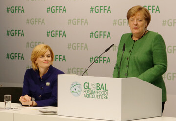 Die Digitalisierung in der Landwirtschaft war das Thema von Bundeskanzlerin Angela Merkel (r.) und Bundeslandwirtschaftsministerin Julia Klckner beim GFFA anlsslich der Internationalen Grnen Woche in Berlin.