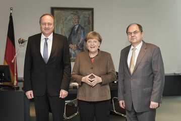DBV-Prsident Joachim Rukwied, Bundeskanzlerin Dr. Angela Merkel und Bundeslandwirtschaftsminister Christian Schmidt (v. l.)