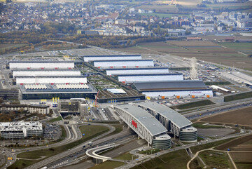 Die neuen Stuttgarter Messehallen unmittelbar an der Autobahn A 8 beim Stuttgarter Flughafen. Im Vordergrund Parkhuser, unter denen die Autobahn verluft. Zur Premiere der Intervitis Interfructa in diesen Hallen erwarten die Veranstalter 600 Aussteller und 40.000 Fachbesucher aus aller Welt. Foto: Messe Stuttgart
