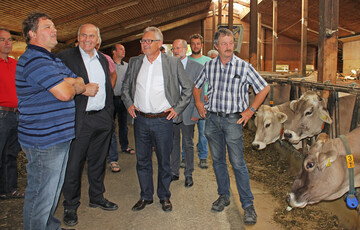 Martin Bosch (v.l.n.r.) erlutert den Gsten beim Rundgang, wie seine Khe gehalten, gefttert und gemolken werden. Im Bild Waldemar Westermayer und Lothar Riebsamen, beide MdB CDU, und Dieter Mainberger, KBV-Tettnang.