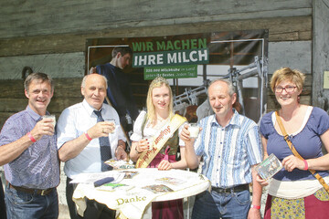 Beim Milch- und Ksetag am 29. Mai im Bauernhaus Museum Wolfegg machte der Kreisbauernverband Allgu-Oberschwaben auf die schwierige Situation der Milchbauern aufmerksam (v. l.): stv. Kreisvorsitzender Wolfgang Kleiner, Kreisvorsitzender Waldemar Westermayer (MdB), die Allguer Kseknigin Celina Gmnder, Egon Braun, Sprecher des Arbeitskreise Milch im Bauernverband Allgu-Oberschwaben sowie Biobuerin und Vorstandsmitglied Rosi Geyer-Fler.