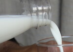 Frische Milch: Die DMK Group und die Fude + Serrahn Milchprodukte haben einen Rückruf von fettreduzierter Milch angeordnet.
