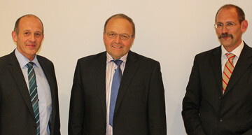Stabwechel beim Milchwirtschaftlichen Verein Baden-Wrttemberg e.V. und Milchprfring Baden-Wrttemberg e.V.: Manfred Olbrich (l.) bernimmt den Vorsitz von Karl Baisch, rechts im Bild Geschftsfhrer Dr. Markus Albrecht.