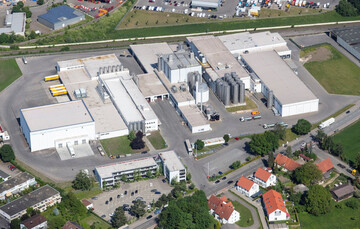  Blick auf den Produktionsstandort der Milchwerke Schwaben in Neu-Ulm: Das kommende Jahr 2022 steht im Zeichen eines besonderen Jubilums. Die Genossenschaftsmolkerei wird 100 Jahre alt. 