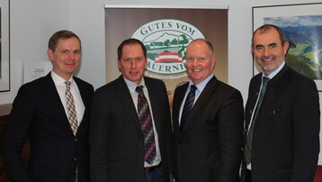 Im Bild v. l.: DBV-Milchreferatsleiter Ludwig Brger, LK-Vizeprsident und Milchbauernprsident Josef Moosbrugger, DBV-Milchbauernprsident Karsten Schmal und LK-Generalsekretr Josef Plank. 