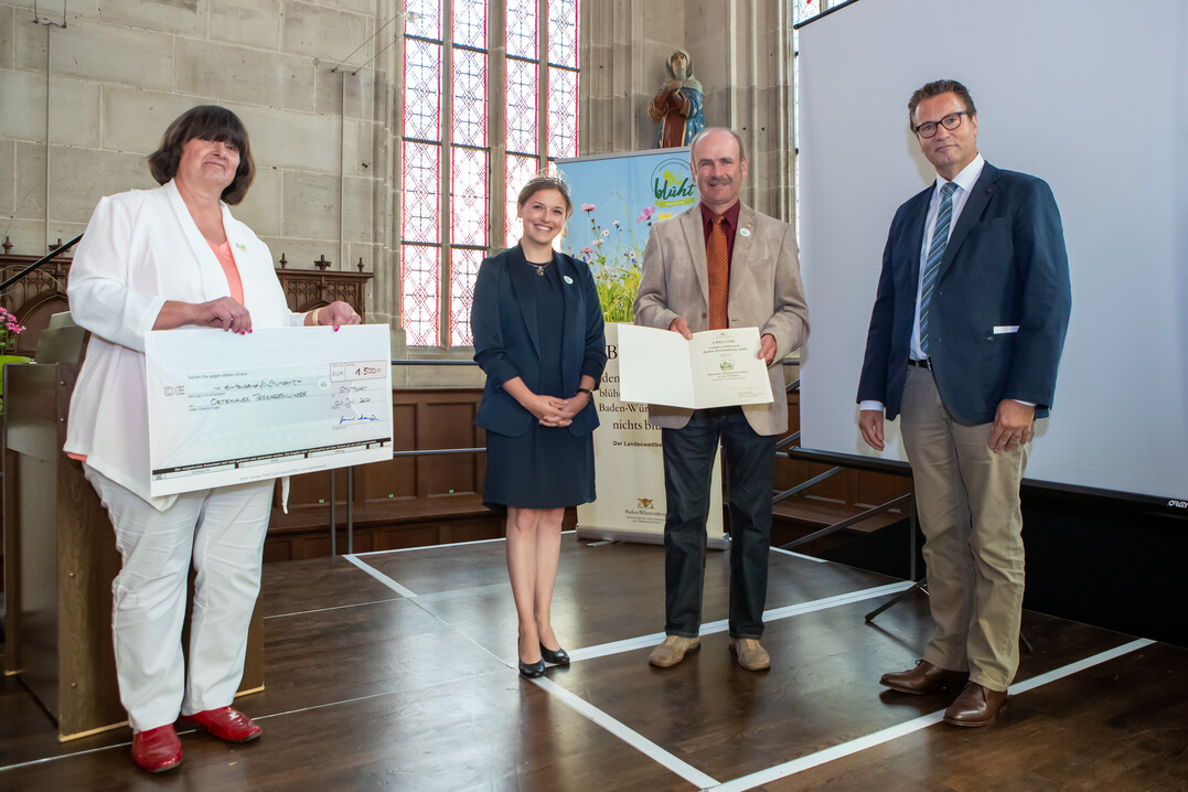 Die Ortenauer Terrassenwinzer erhielten für ihr Projekt Blühender Kleinterrassenbau einen Sonderpreis. Von links: Sigrid Erhardt, Präsidentin LOGL und Jurymitglied, Sina Erdrich, Badische Weinprinzessin, Franz Benz, Vizepräsident des Badischen Weinbauverbandes, und Minister Peter Hauk.