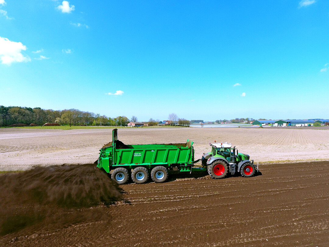 Kompost streuen als Bodendnger und zur Humusversorgung schtzt den Boden.