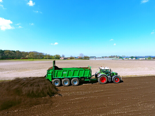 Kompost streuen als Bodendnger und zur Humusversorgung schtzt den Boden.