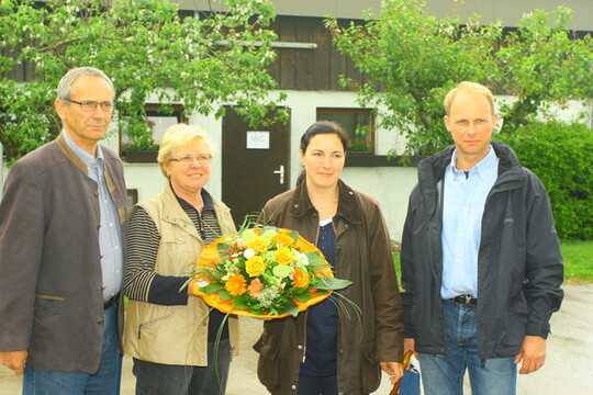 Ein Blumenstrau als kleines Dankeschn (von links): Rudolf und Adelheid, Sandra und Martin Sickinger nach berstandener LBV-Pressekonferenz zum Landwirtschaftlichen Hauptfest am 10. Mai 2010.