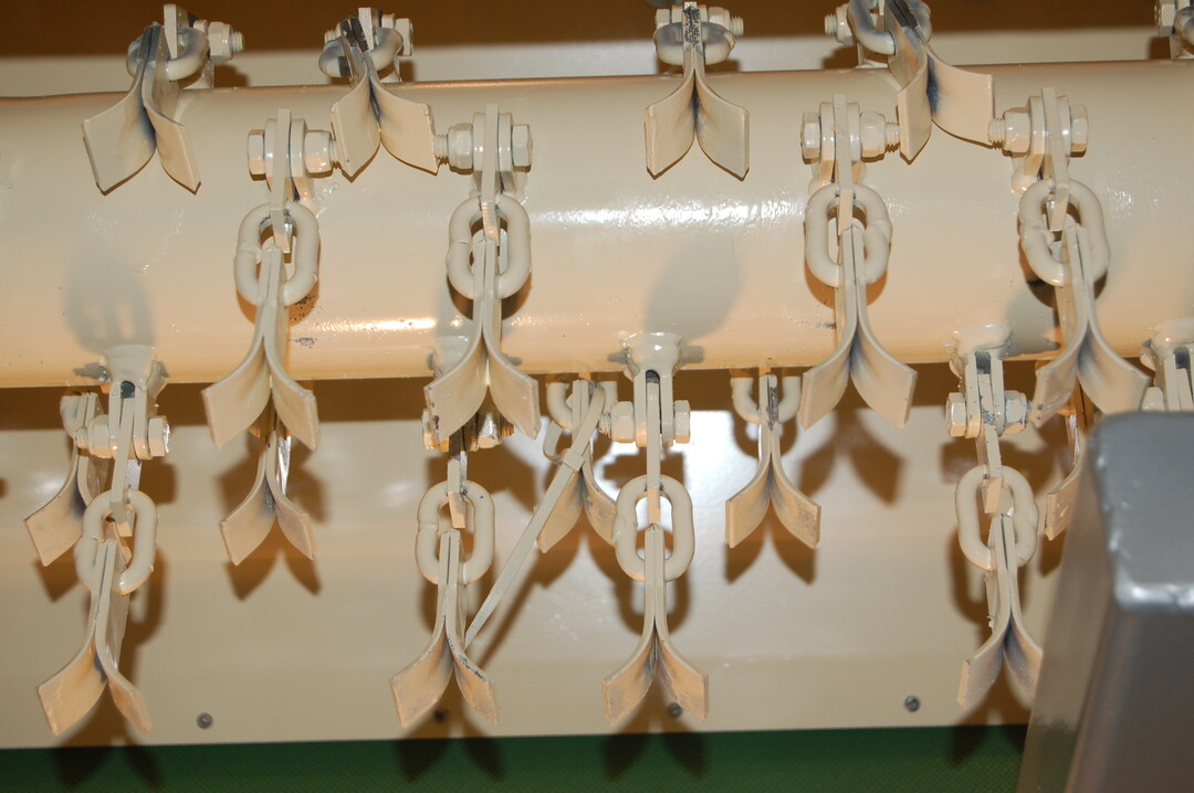 Typische Schlegelmäherwelle mit an Kettengliedern befestigten Y-Messern.