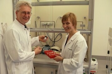 In den Labors der LUFA Speyer ausgetftelt: Erfindung von Dr. Gerhard Strau (links) und Dr. Diana Hormisch (rechts) wurde umfassend patentiert.