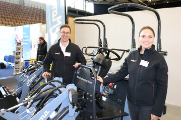 Prsentieren ihren neuen E-Hoflader: Geschftsfhrer Christoph Neyer und Marketingleiterin Mona Lindenmeyer von der Neyer Landtechnik GmbH.