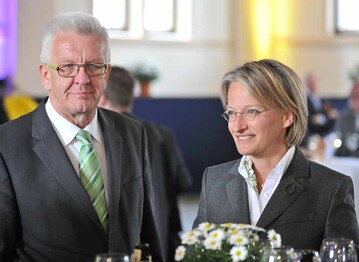 Ministerprsident Winfried Kretschmann und Landoberstallmeisterin Dr. Astrid von Velsen-Zerweck in der historischen Reithalle.