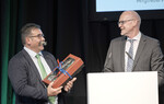 Zum 20-jährigen Arbeitsjubiläum überreichte Vorsitzender Rolf Zobel (l.) Geschäftsführer Dr. Hansjörg Weber ein Präsent und bedankte sich für die hervorragende Zusammenarbeit.
