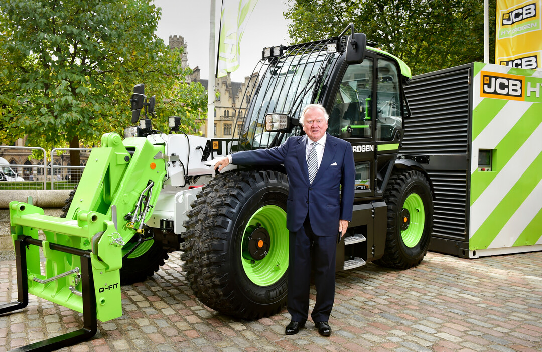 Lord Bamford, Vorsitzender von JCB präsentiert den ersten Wasserstoff-Teleskoplader.