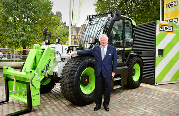 Lord Bamford, Vorsitzender von JCB präsentiert den ersten Wasserstoff-Teleskoplader.